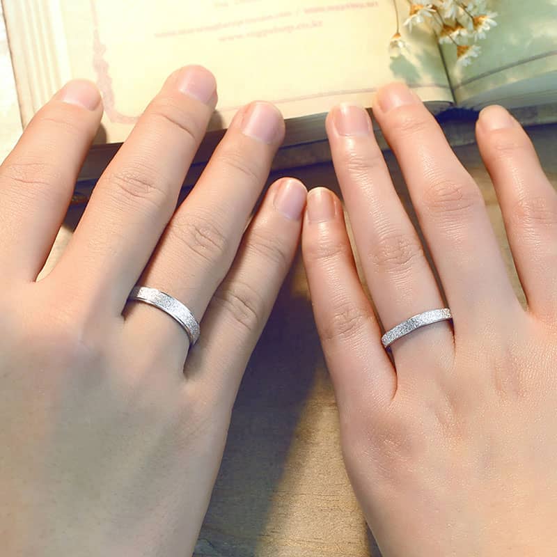 Серебряные обручальные кольца на руке